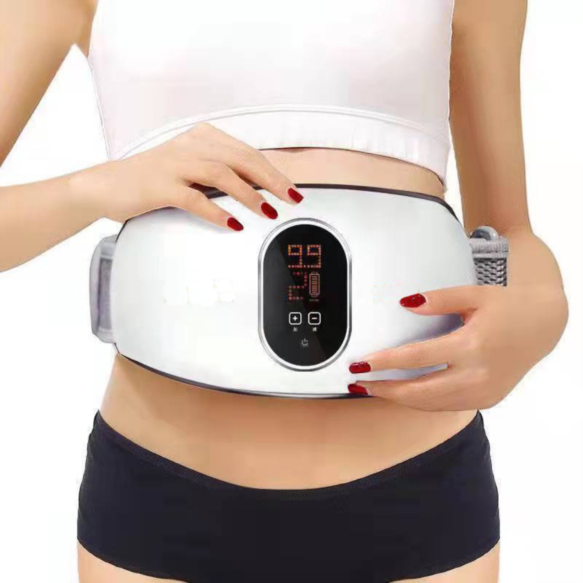 Eine Frau in weißem Top trägt einen weißen Massagegürtel mit digitaler Anzeige um die Taille.