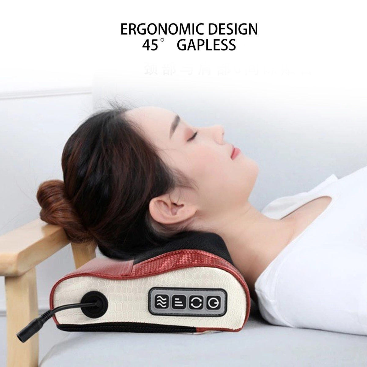 Eine Frau entspannt auf einem Sofa und ruht ihren Nacken auf einem ergonomischen Kissen aus.