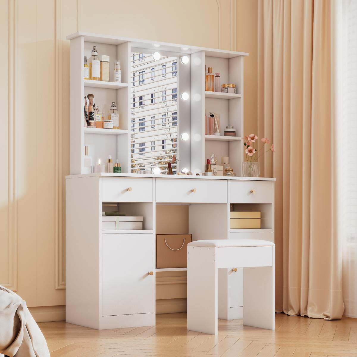 Weißer Schminktisch mit beleuchtetem Spiegel, Regalen, Schubladen, Schrank und passendem Hocker in einem Zimmer.