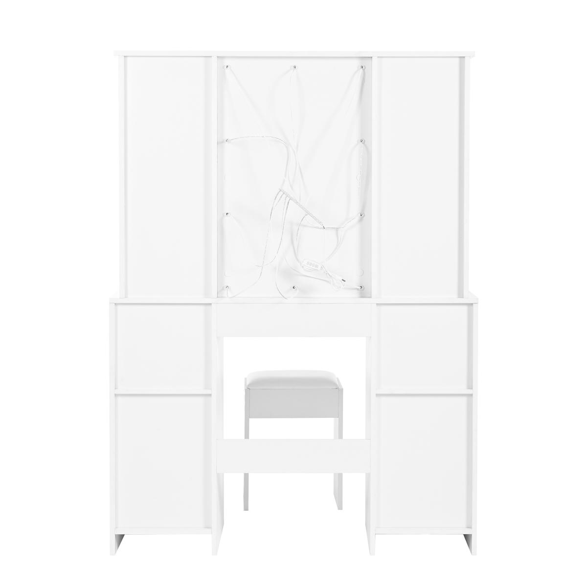 Rückansicht eines weißen Schminktisches mit passendem Hocker und Verkabelung an der Rückwand vor einer weißen Wand.