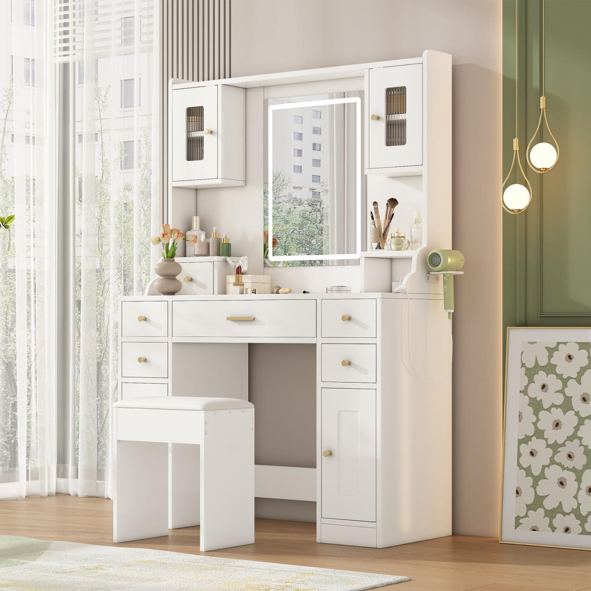 Weißer Schminktisch mit Spiegel, Beleuchtung, Hocker und Regalen in einem hellen Zimmer mit Vorhängen.