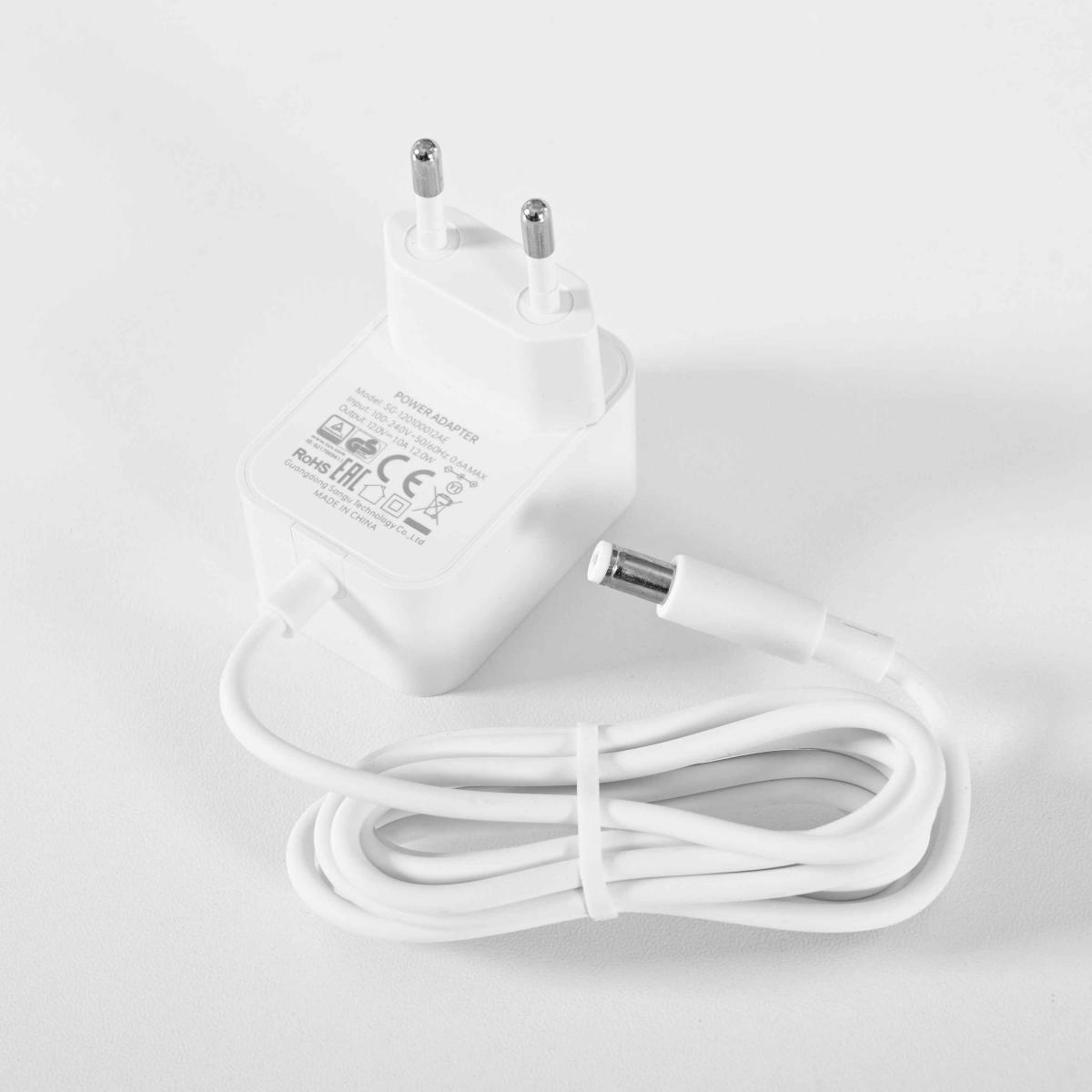 Ein weißes Steckernetzteil mit EU-Stecker und aufgerolltem Kabel auf hellem Hintergrund.