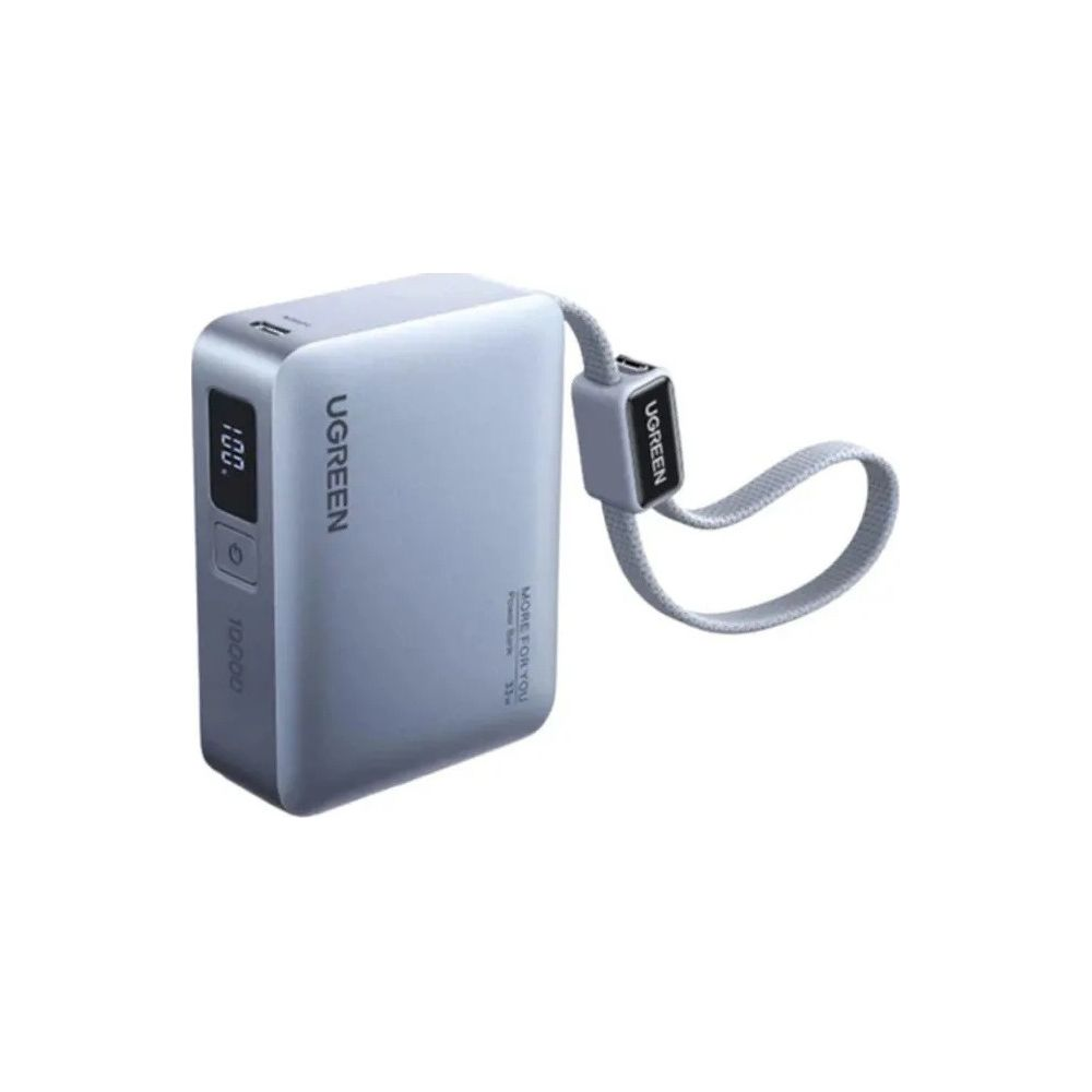 Srebrny powerbank Ugreen z cyfrowym wyświetlaczem i szarym paski na białym tle.