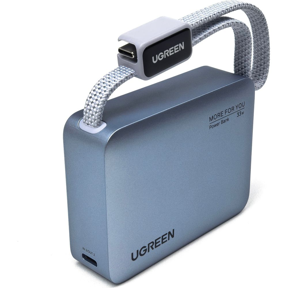 Niebieski powerbank UGREEN ze zintegrowanym szarym plecionym kablem USB-C i napisem 33W na białym tle.