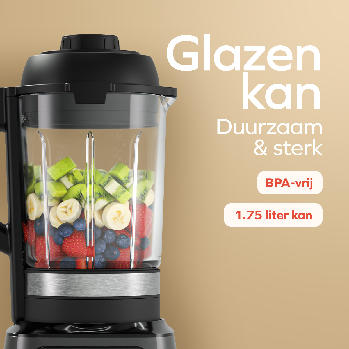 Ein schwarzer Standmixer gefüllt mit Erdbeeren, Bananen und Kiwis auf beigem Hintergrund mit niederländischem Text.