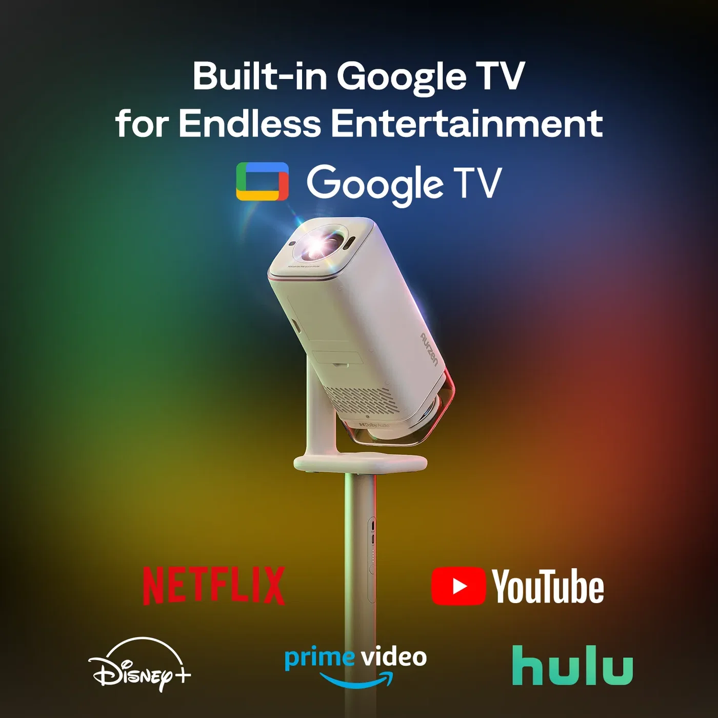 Uygulama logoları ve Google TV yazısıyla renkli arka planda duran ayaklı beyaz projektör.