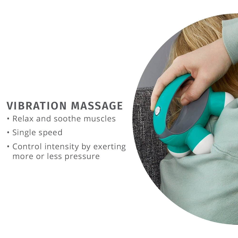 Jemand hält ein türkis-weißes Vibrationsmassagegerät an seine Schulter.