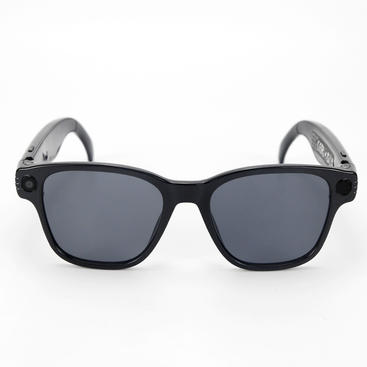 Ein Paar schwarze Smart Glasses mit dunklen Gläsern und dicken Rahmen vor einem weißen Hintergrund.