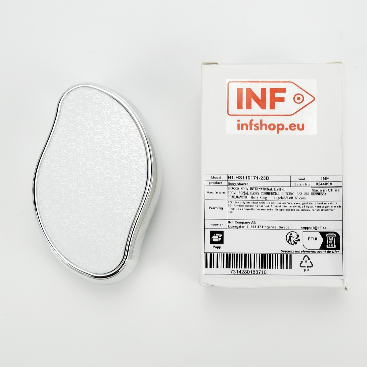 Ein weißer, ergonomischer Körperrasierer mit silberner Kante liegt neben seiner weißen Verpackung mit rotem Logo.