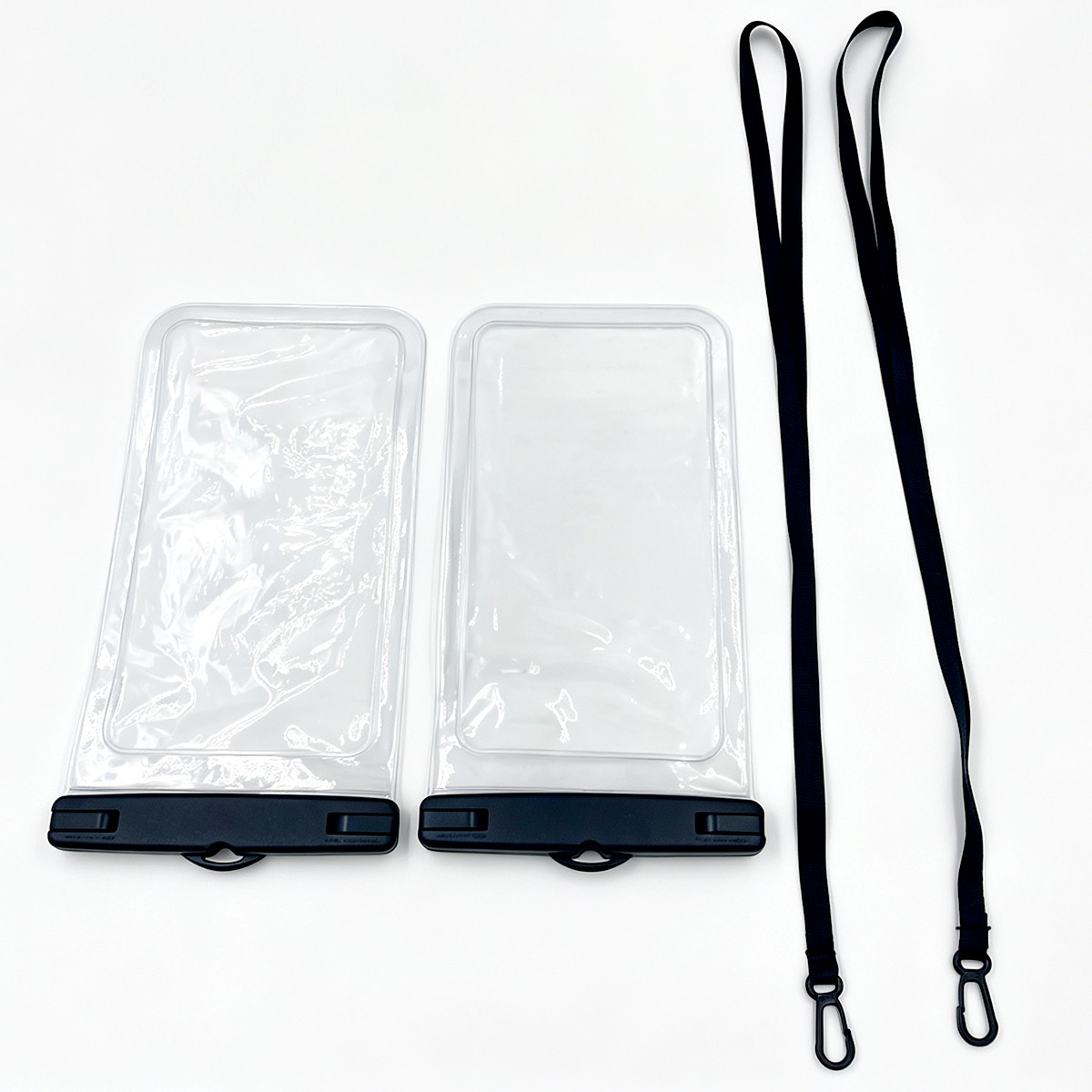 Zwei transparente wasserdichte Handytaschen mit schwarzen Verschlüssen und passenden schwarzen Umhängegurten auf weiß.