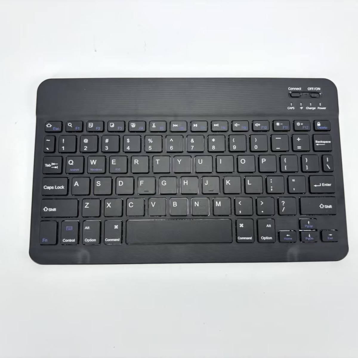 Un teclado inalámbrico negro compacto con distribución QWERTY sobre un fondo blanco.