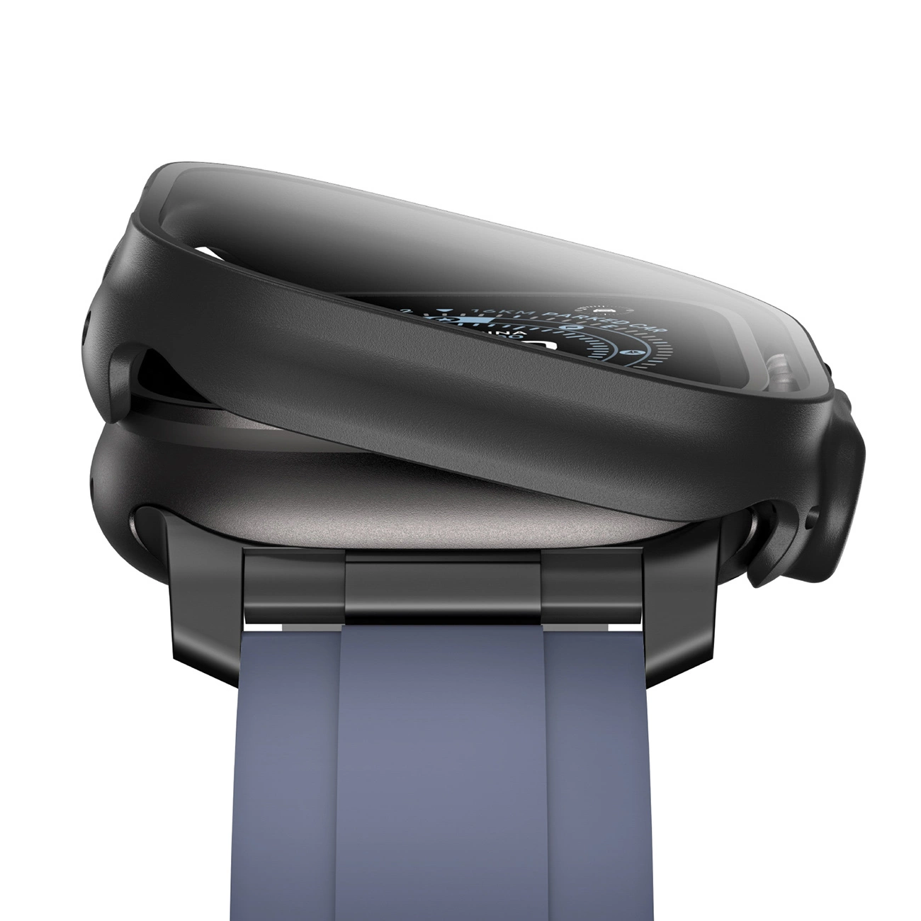 Primo piano di uno smartwatch con cassa nera e custodia protettiva su sfondo bianco.