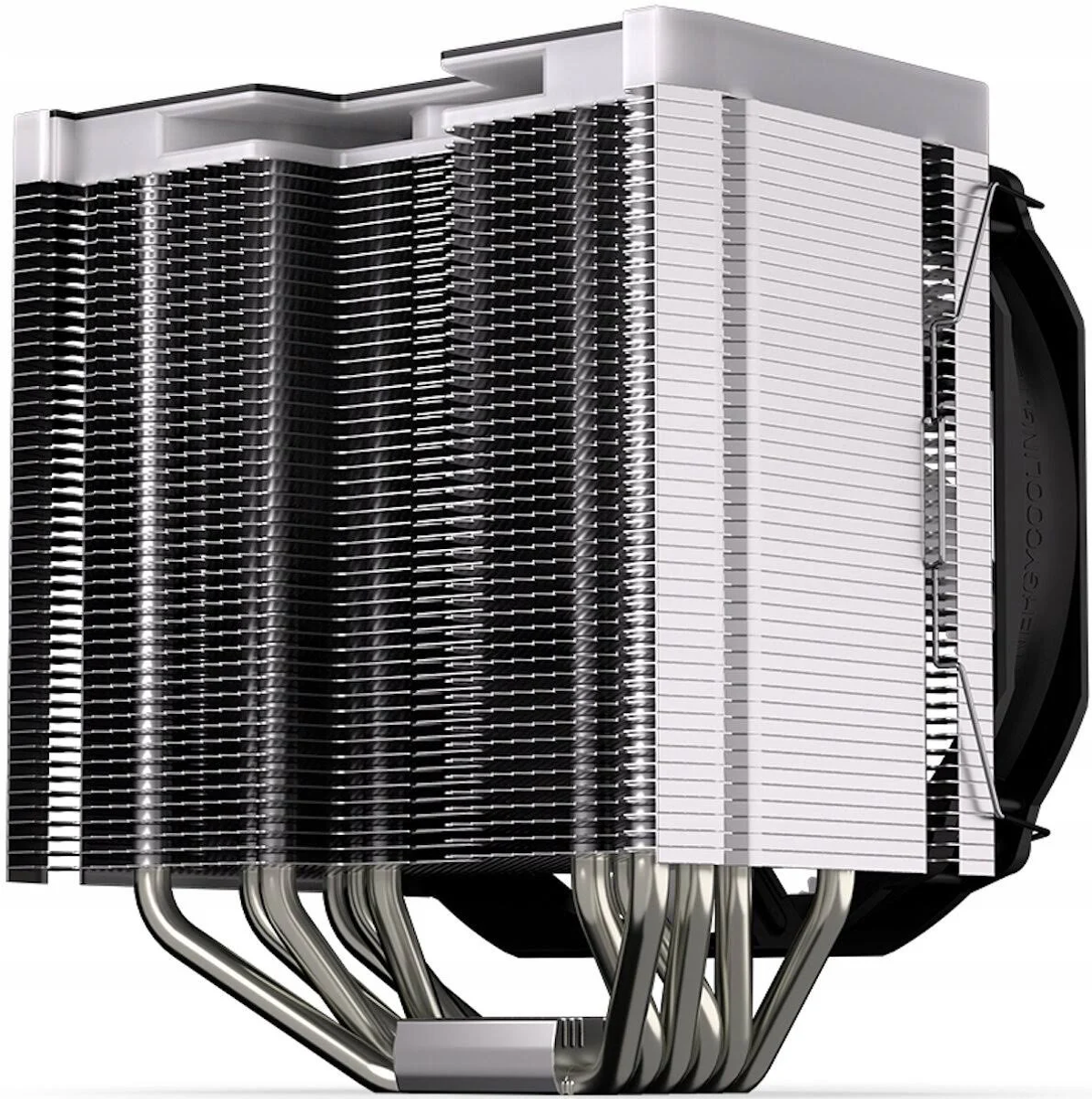 Metalowy cooler CPU ze srebrnymi finami i miedzianymi rurkami cieplnymi.