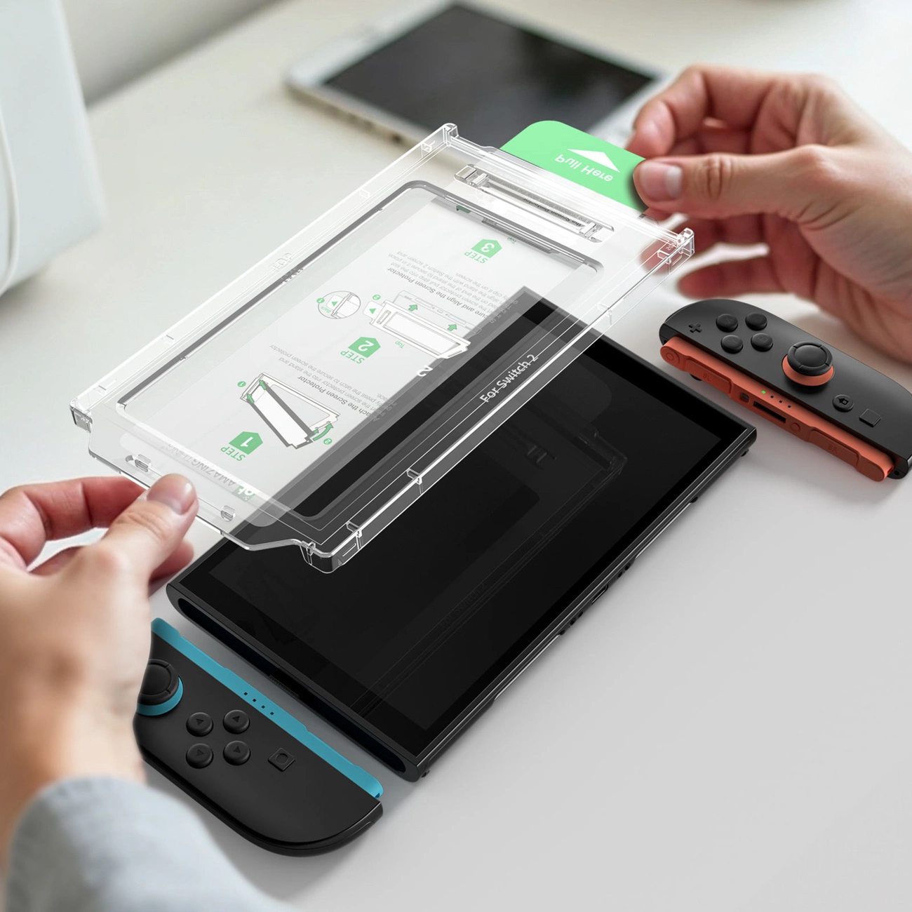 Una persona posiziona una cornice di installazione sullo schermo di una console.