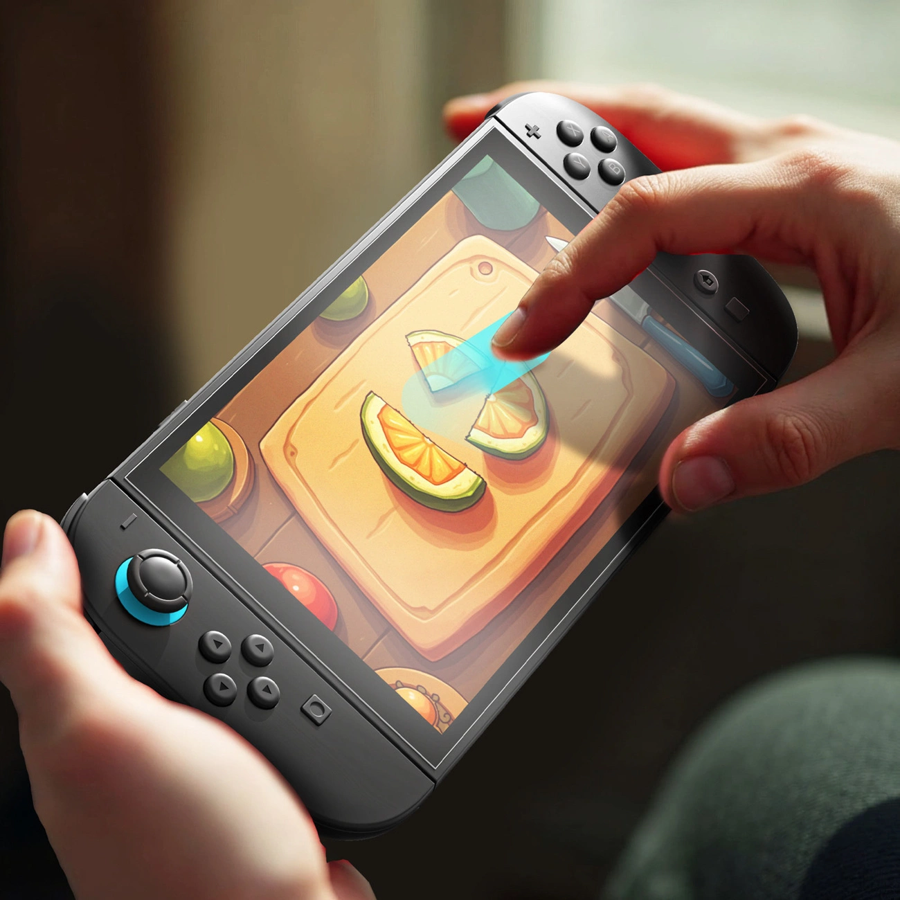 Mani che tengono una console di gioco nera, toccando il touchscreen che mostra un gioco di cucina.
