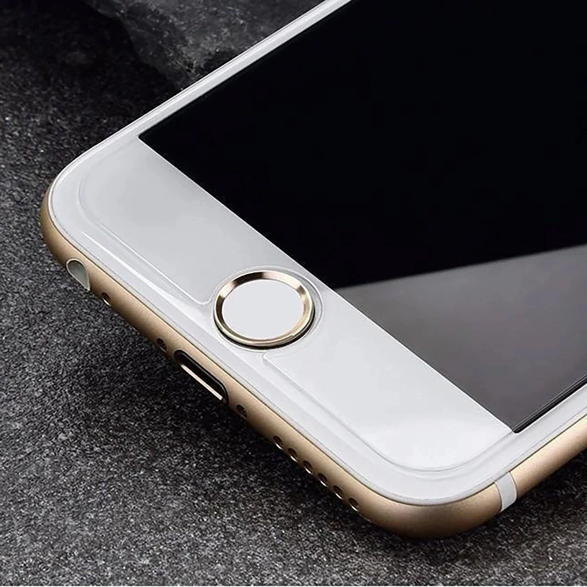 Primo piano di uno smartphone dorato con protezione schermo bianca su sfondo scuro.