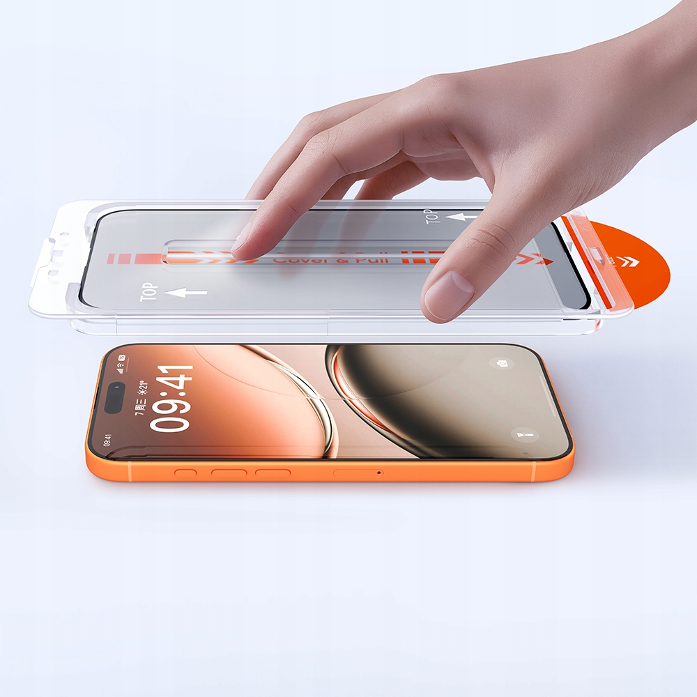 Una mano tiene un posizionatore per pellicola protettiva sopra uno smartphone.