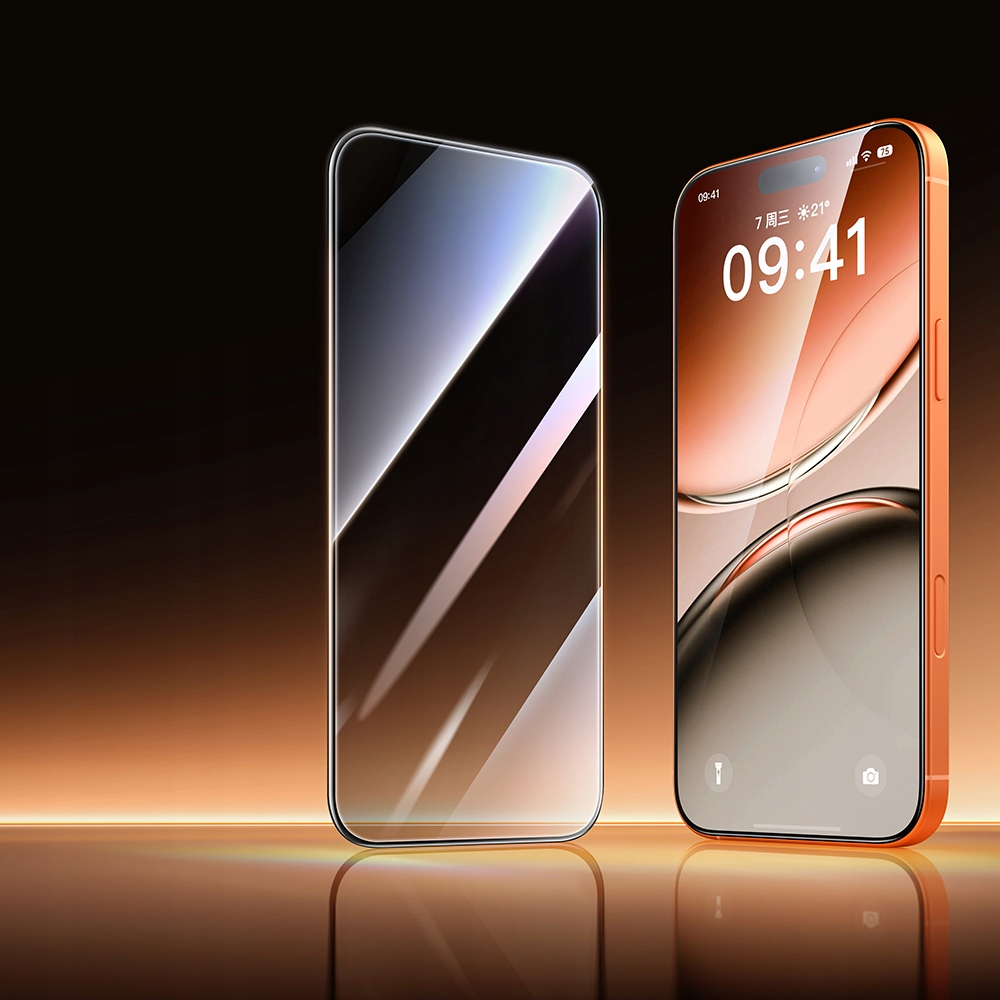 Uno smartphone e una pellicola protettiva in vetro sono posizionati su una superficie arancione lucida.