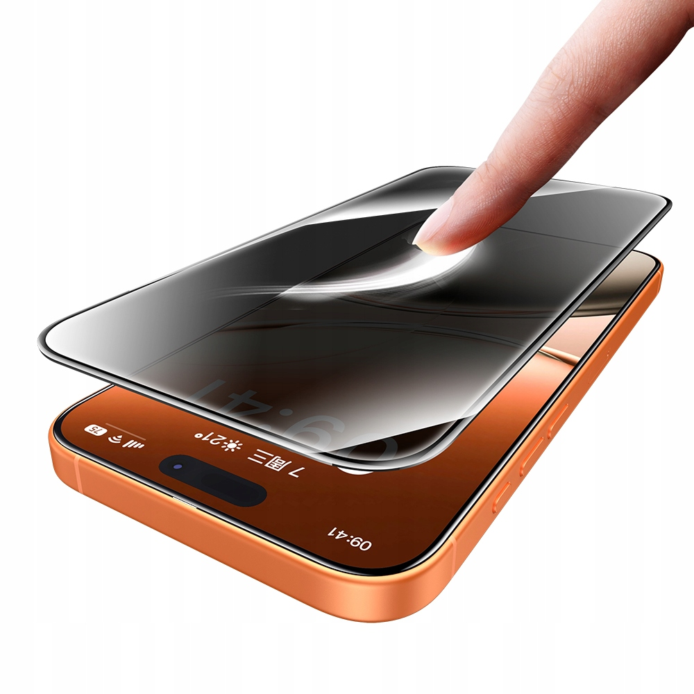 Un dito applica una pellicola protettiva di vetro su uno smartphone arancione.