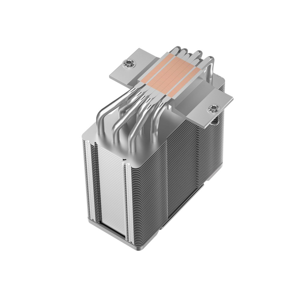 Srebrny cooler CPU z miedzianymi rurkami cieplnymi i żebrami na białym tle.