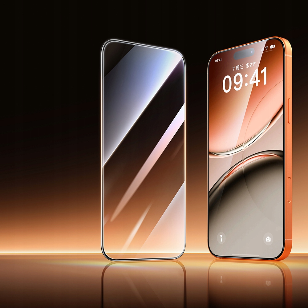 Uno smartphone e una pellicola protettiva trasparente sono uno accanto all'altro su una superficie lucida.