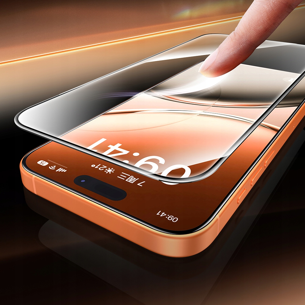 Un dito applica una pellicola protettiva in vetro temperato su uno smartphone arancione.
