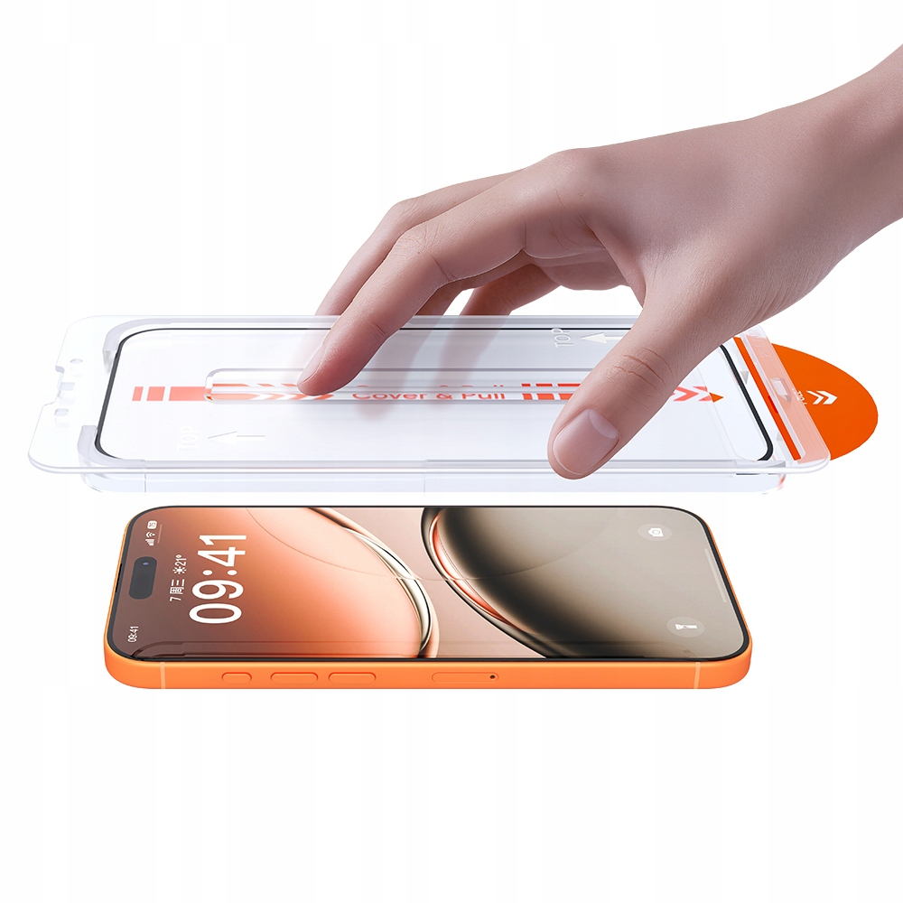Una mano posiziona una cornice protettiva trasparente sopra uno smartphone arancione.