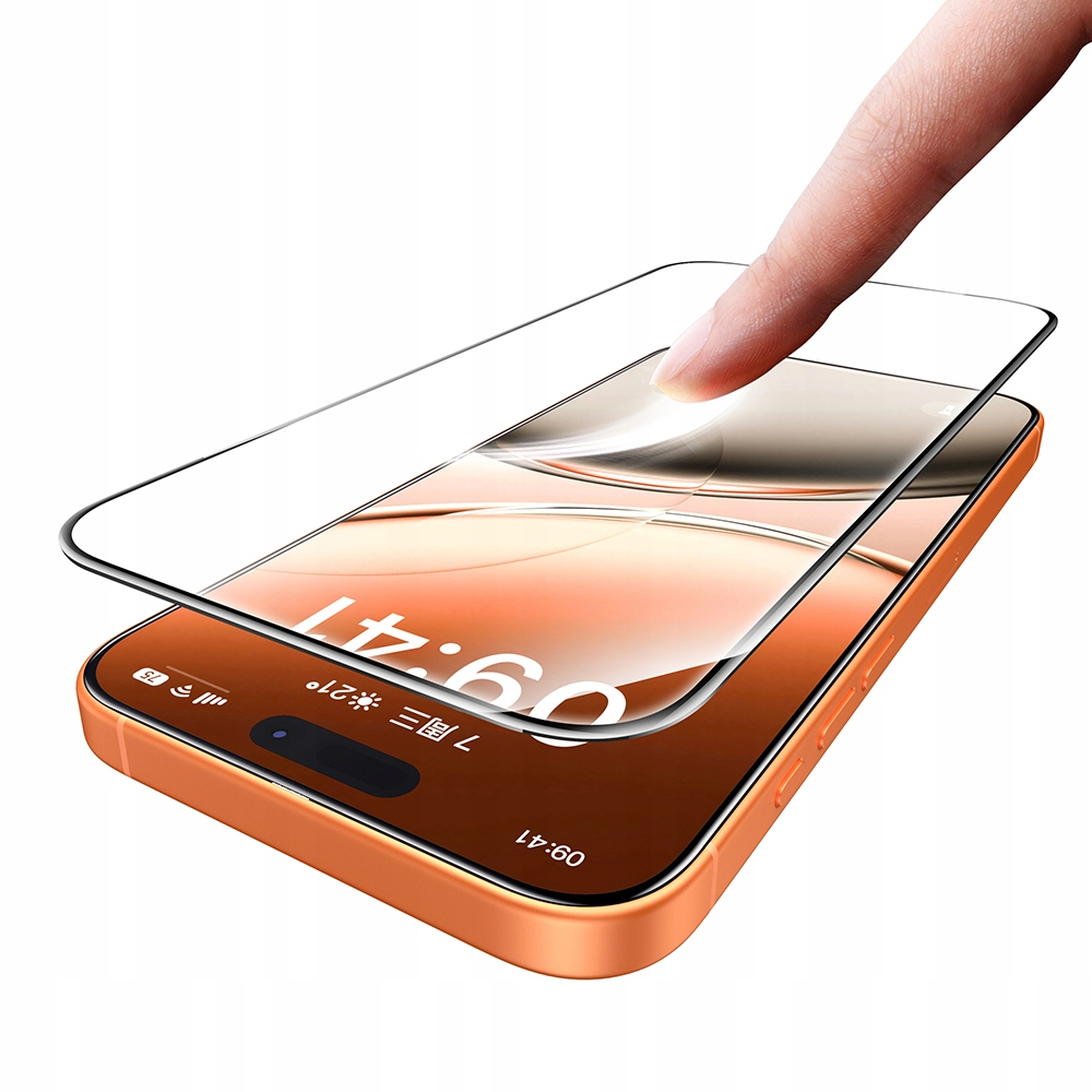 Un dito applica una protezione per lo schermo in vetro su uno smartphone arancione.