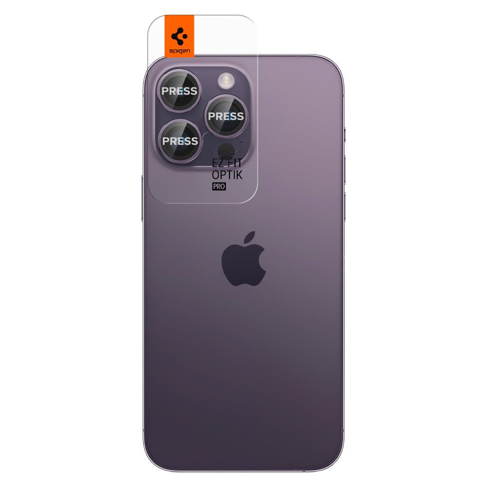 Retro di un iPhone viola con una protezione per la lente della fotocamera Spigen.