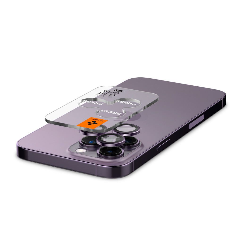 Uno smartphone viola con una protezione per l'obiettivo della fotocamera in vetro sopra il triplo modulo.