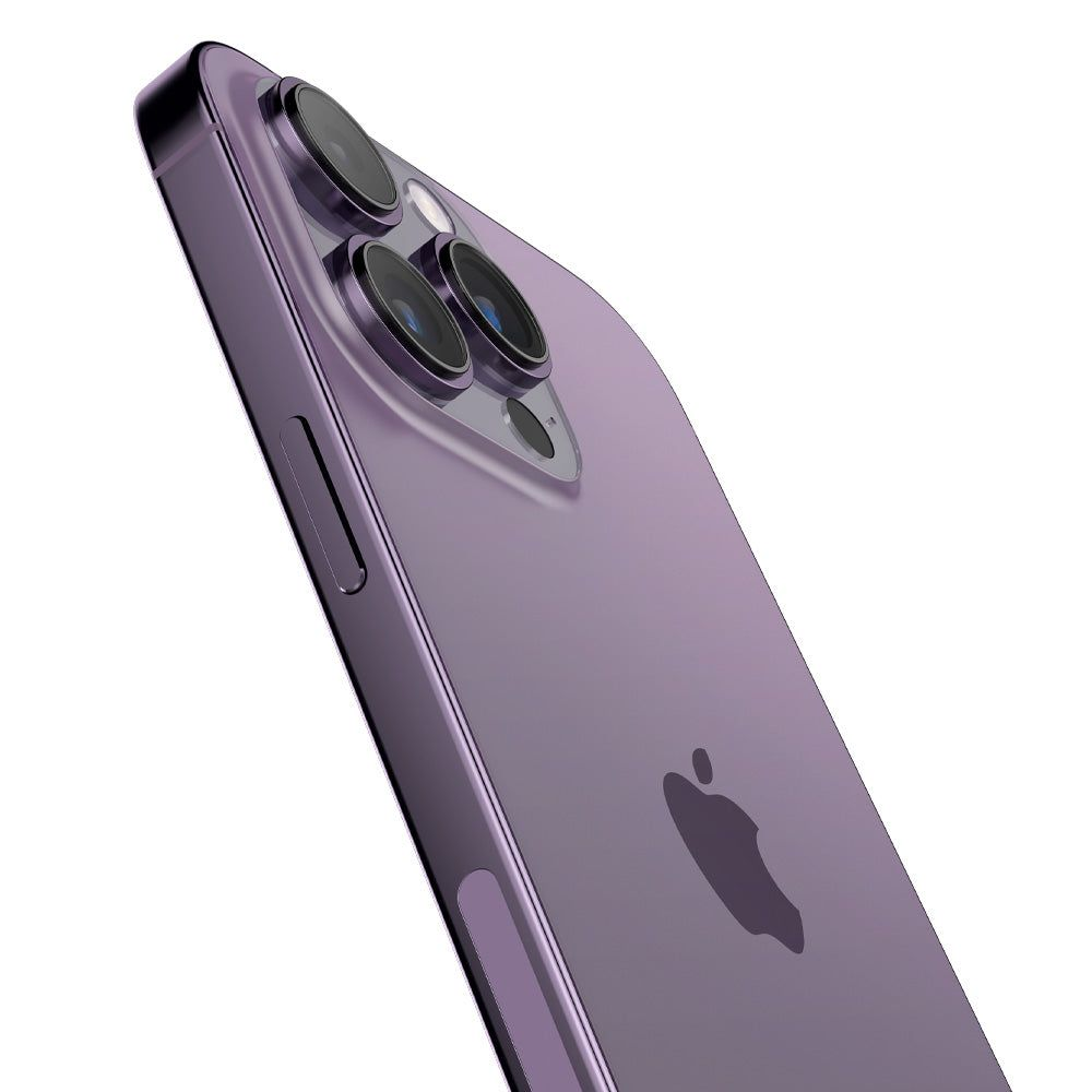 Retro di uno smartphone viola con tripla fotocamera e logo Apple su sfondo bianco.