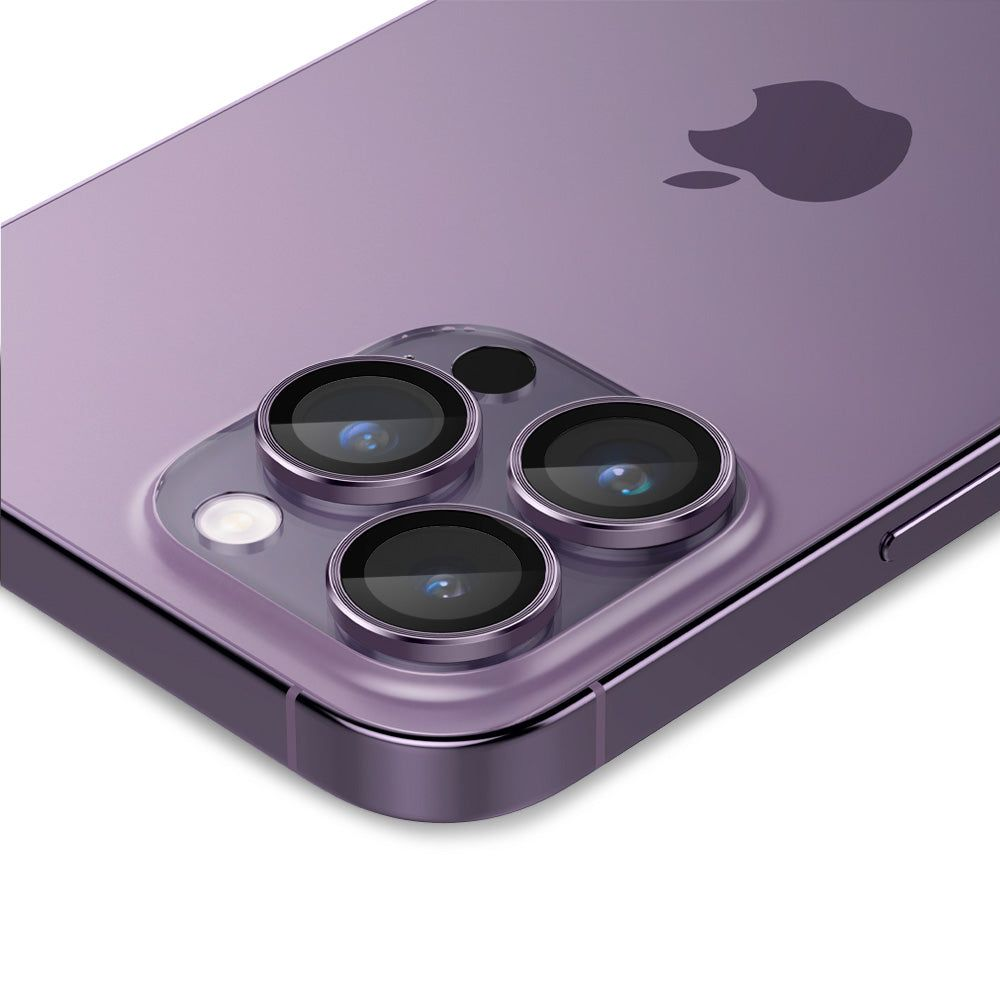 Retro di uno smartphone viola con tripla fotocamera e logo Apple.