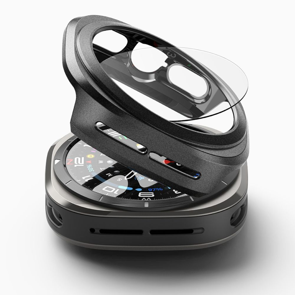 Una custodia protettiva per smartwatch con vetro integrato fluttua sopra un orologio.