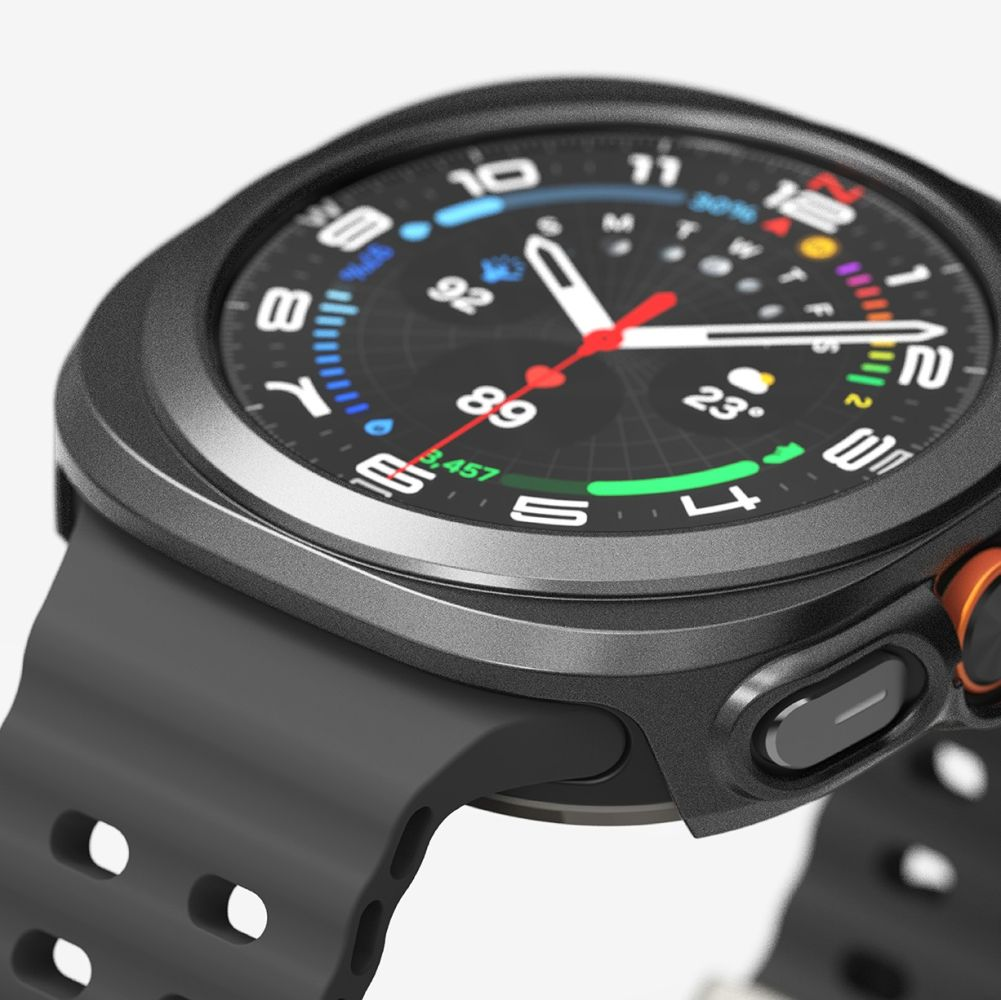 Primo piano di uno smartwatch nero con quadrante digitale rotondo, pulsanti laterali e cinturino in gomma.