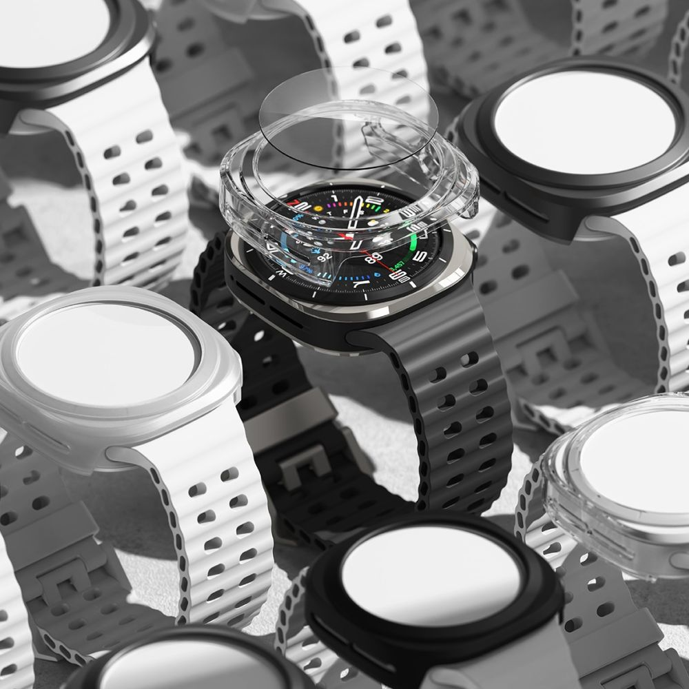 Diversi smartwatch con cinturini perforati e custodie protettive sono sparsi.