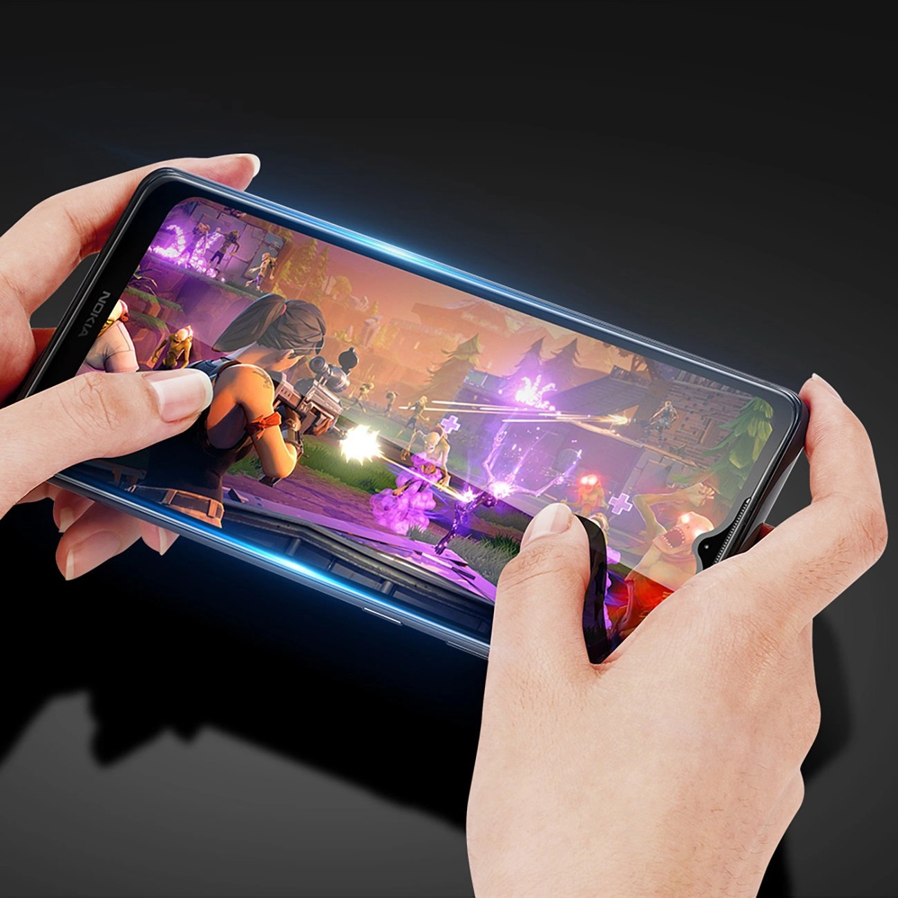 Mani che tengono uno smartphone in modalità orizzontale con un videogioco d'azione.