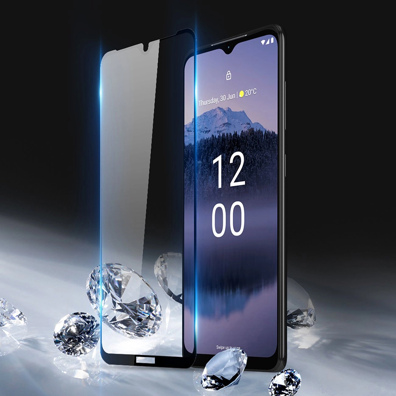 Smartphone con vetro protettivo e diamanti su superficie lucida con sfondo scuro.