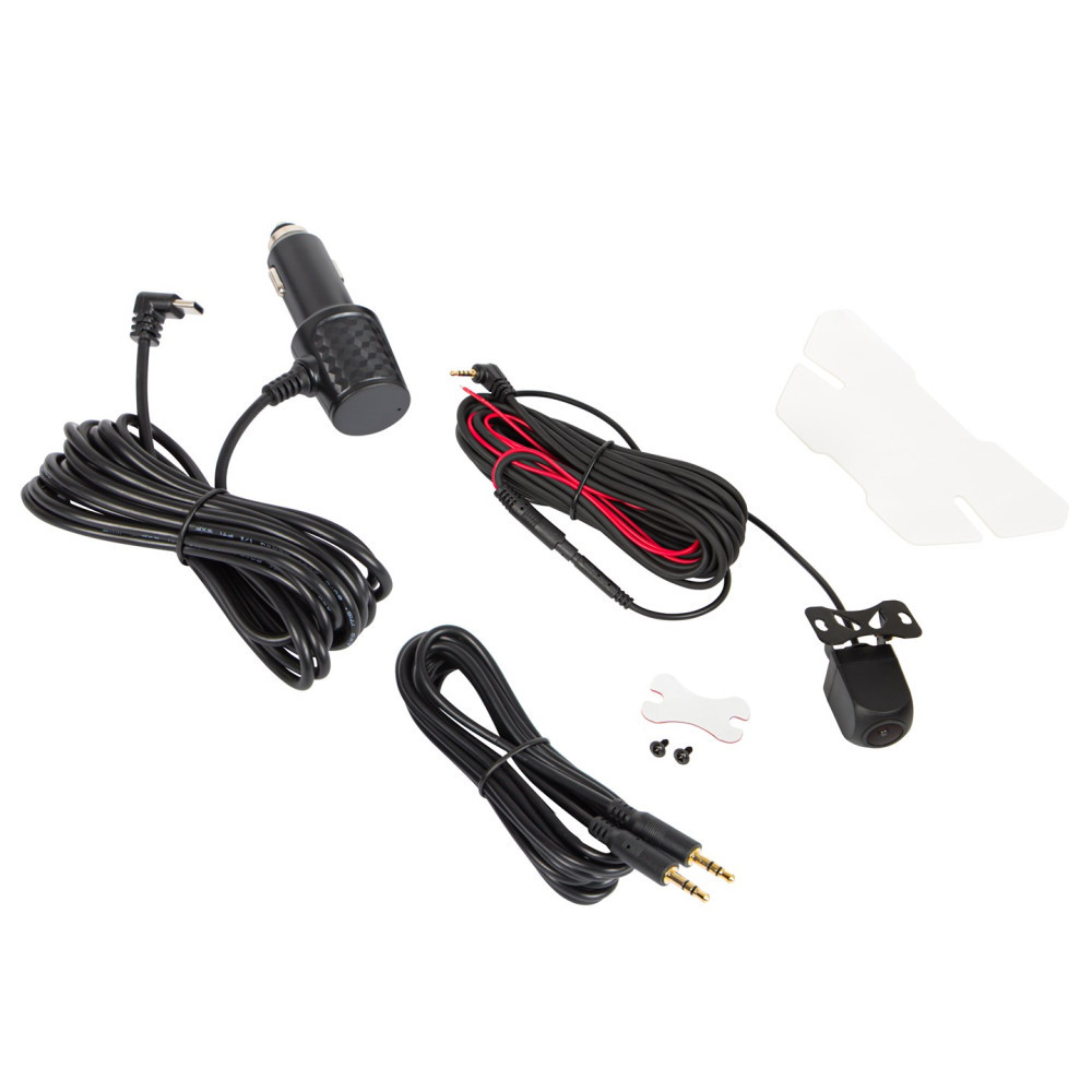Telecamera per auto con accessori come cavi, caricatore, viti e cuscinetti adesivi su bianco.