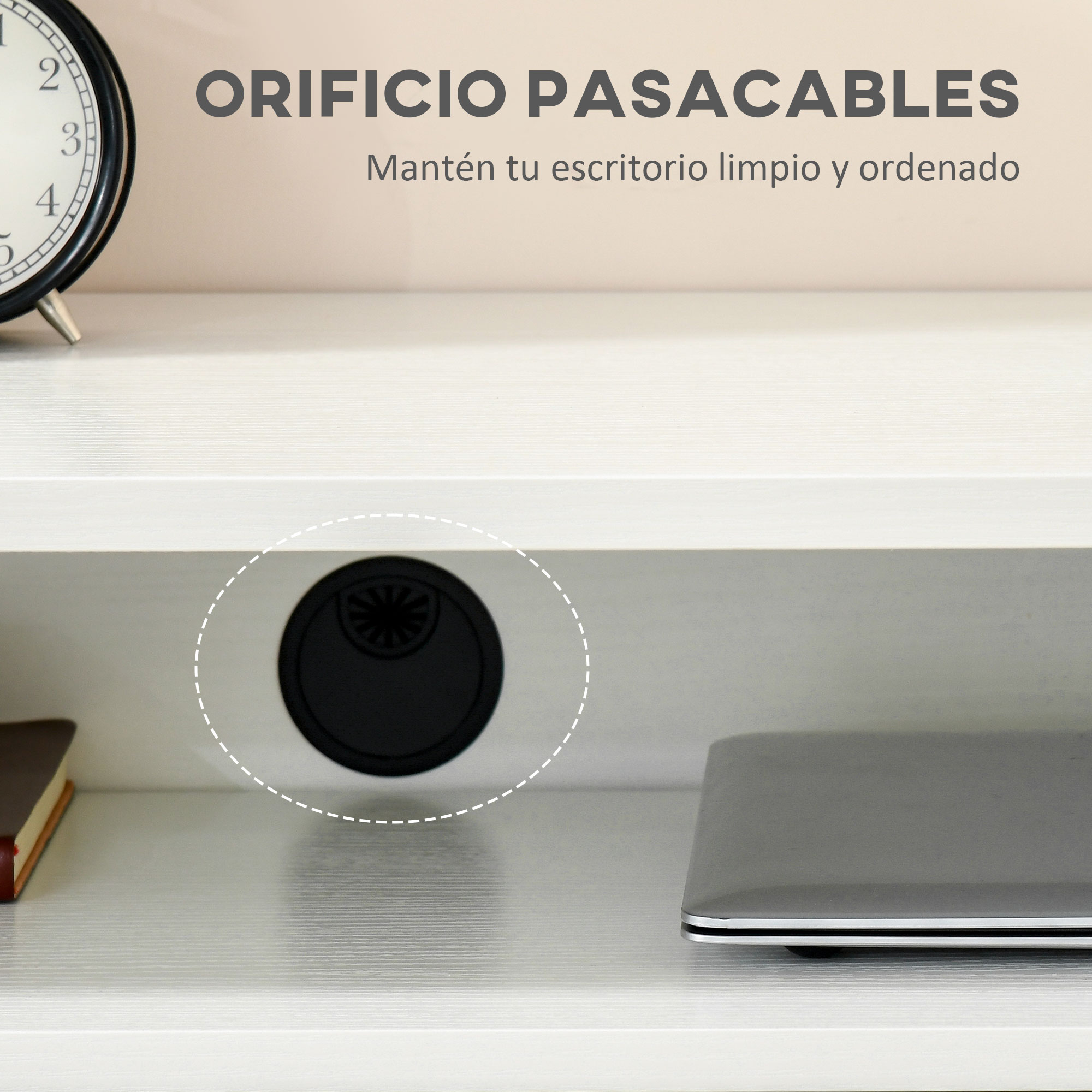 Un escritorio blanco con un pasacables negro y texto promocional en español arriba.