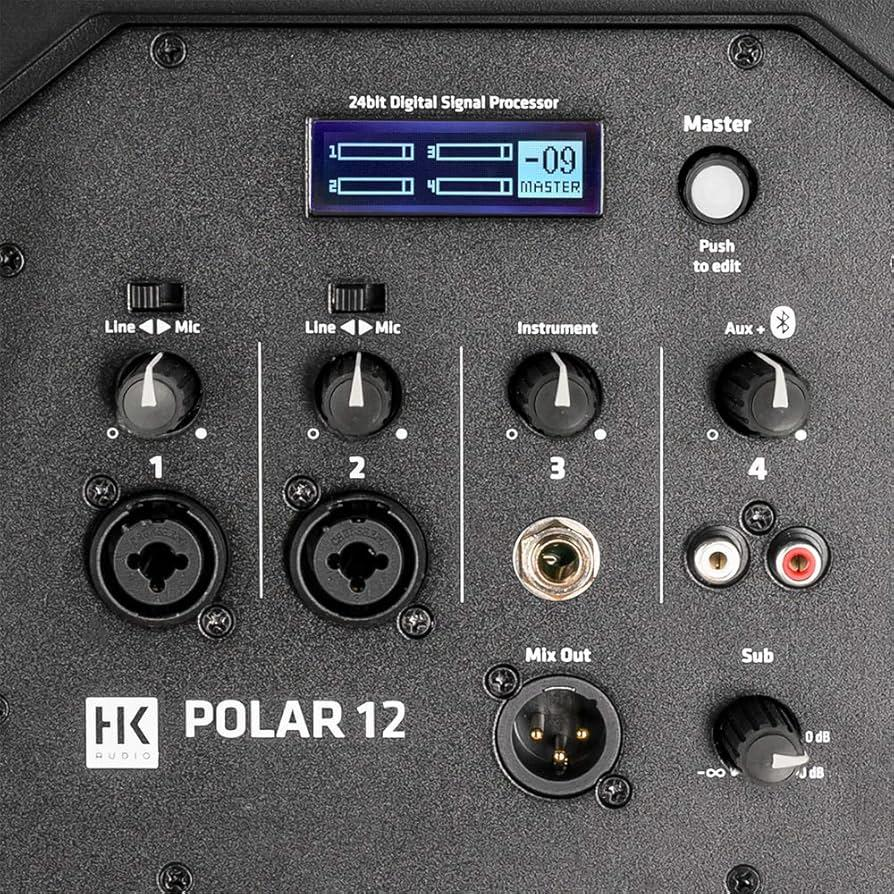 Düğmeler, bağlantı noktaları ve dijital ekranlı bir HK Polar 12 ses mikserinin arka paneli.