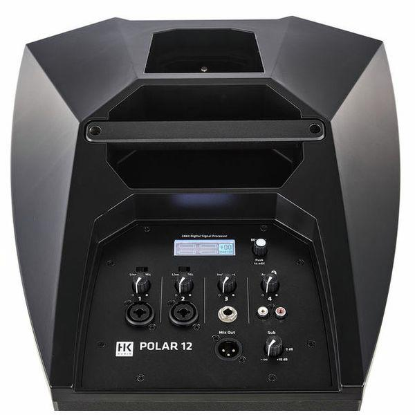 Entegre mikser ve taşıma koluna sahip siyah bir HK Audio Polar 12 hoparlörün üst paneli.