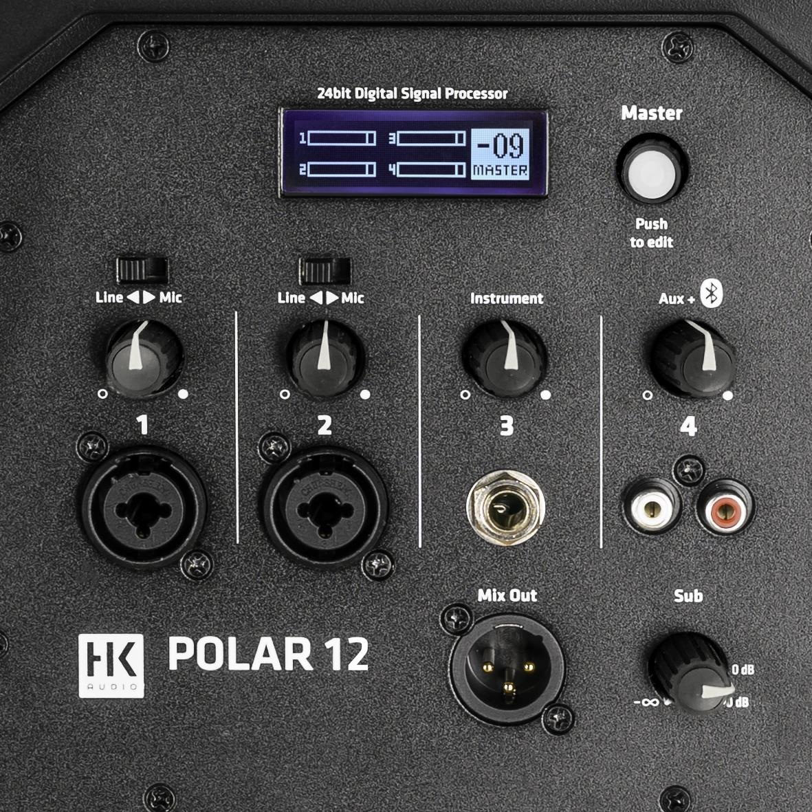 Siyah yüzey üzerinde ekranı, düğmeleri ve portları olan HK Polar 12 ses mikserinin arka paneli.