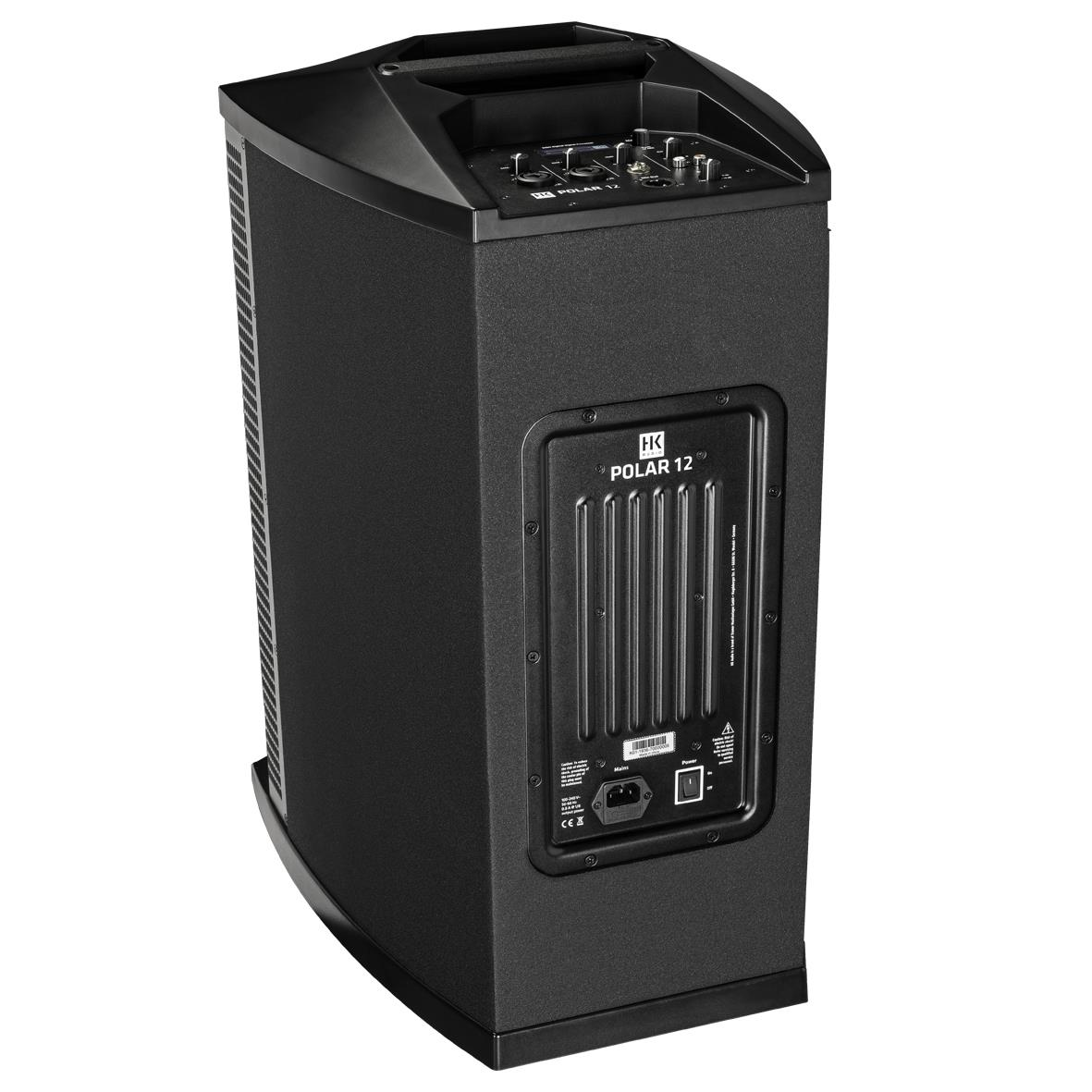 Beyaz arka planda üst kontrol paneli ve arka soğutma kanatçıklarına sahip siyah HK Audio Polar 12 subwoofer.