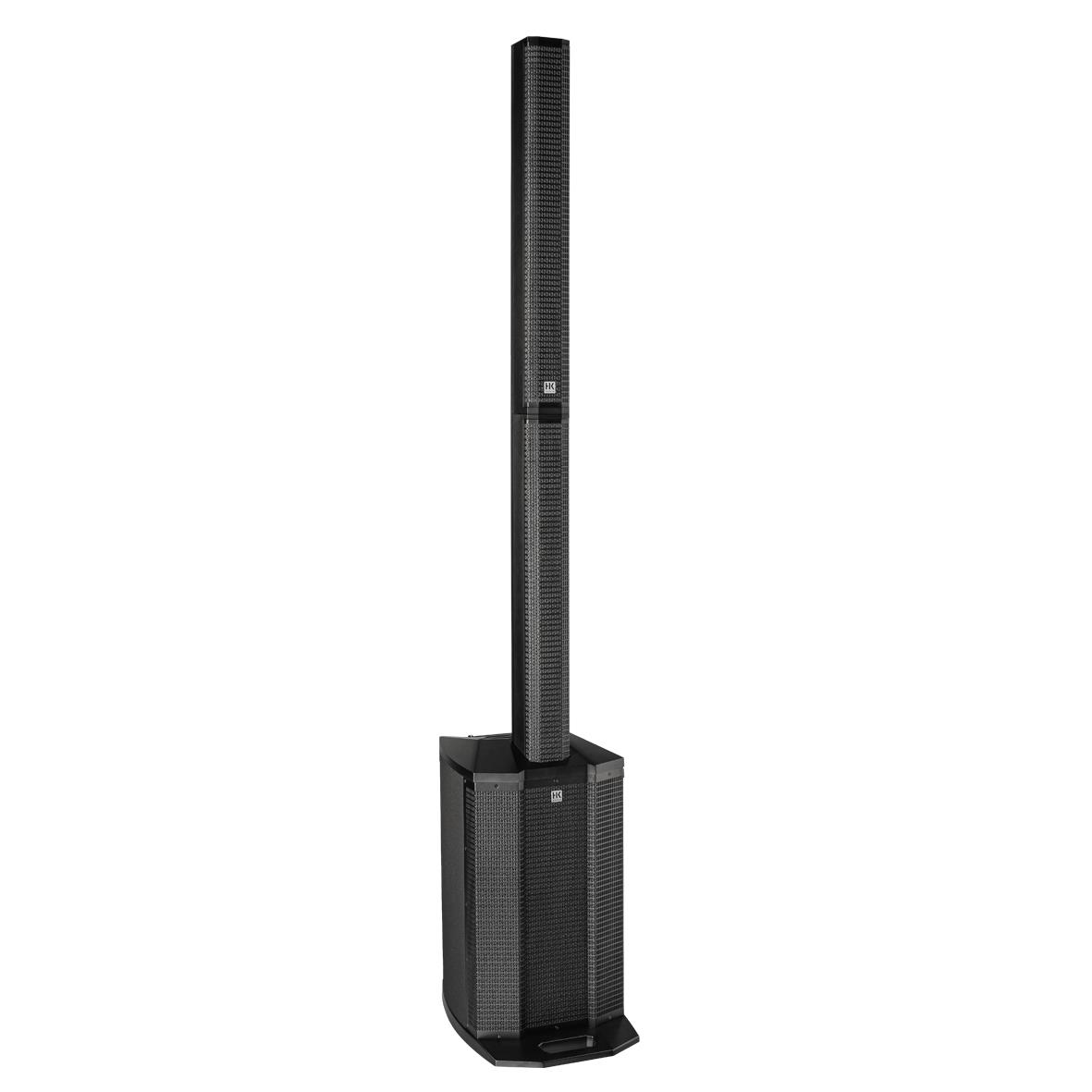 Beyaz arka planda, daha geniş bir subwoofer tabanına sahip ince, siyah bir sütun hoparlör.