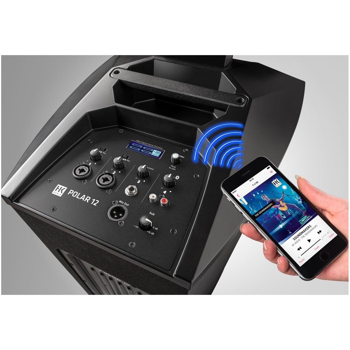 Bir akıllı telefon, HK Polar 12 hoparlöre kablosuz olarak bağlanır.