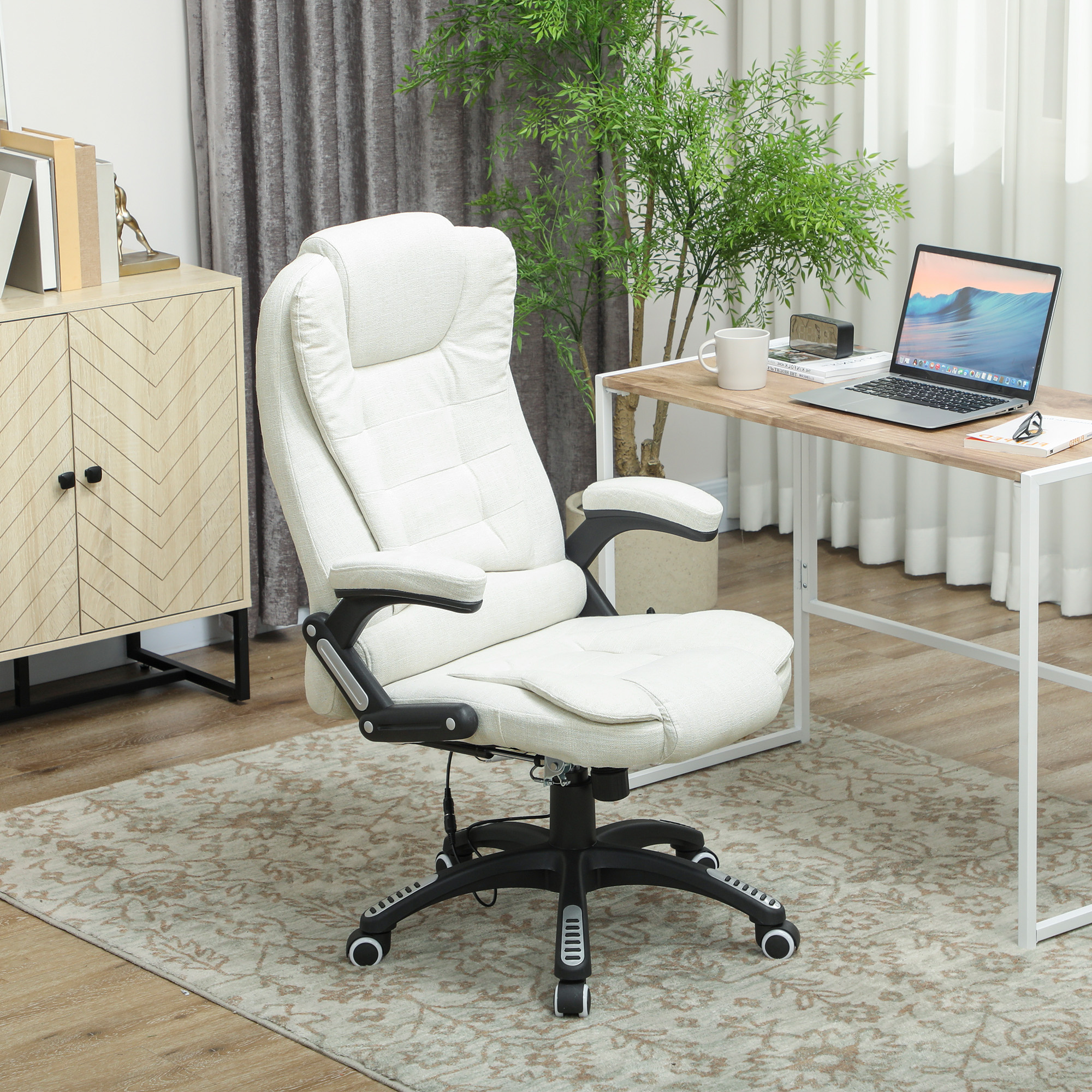 Una sedia da ufficio ergonomica bianca su un tappeto fantasia davanti a una scrivania in legno.