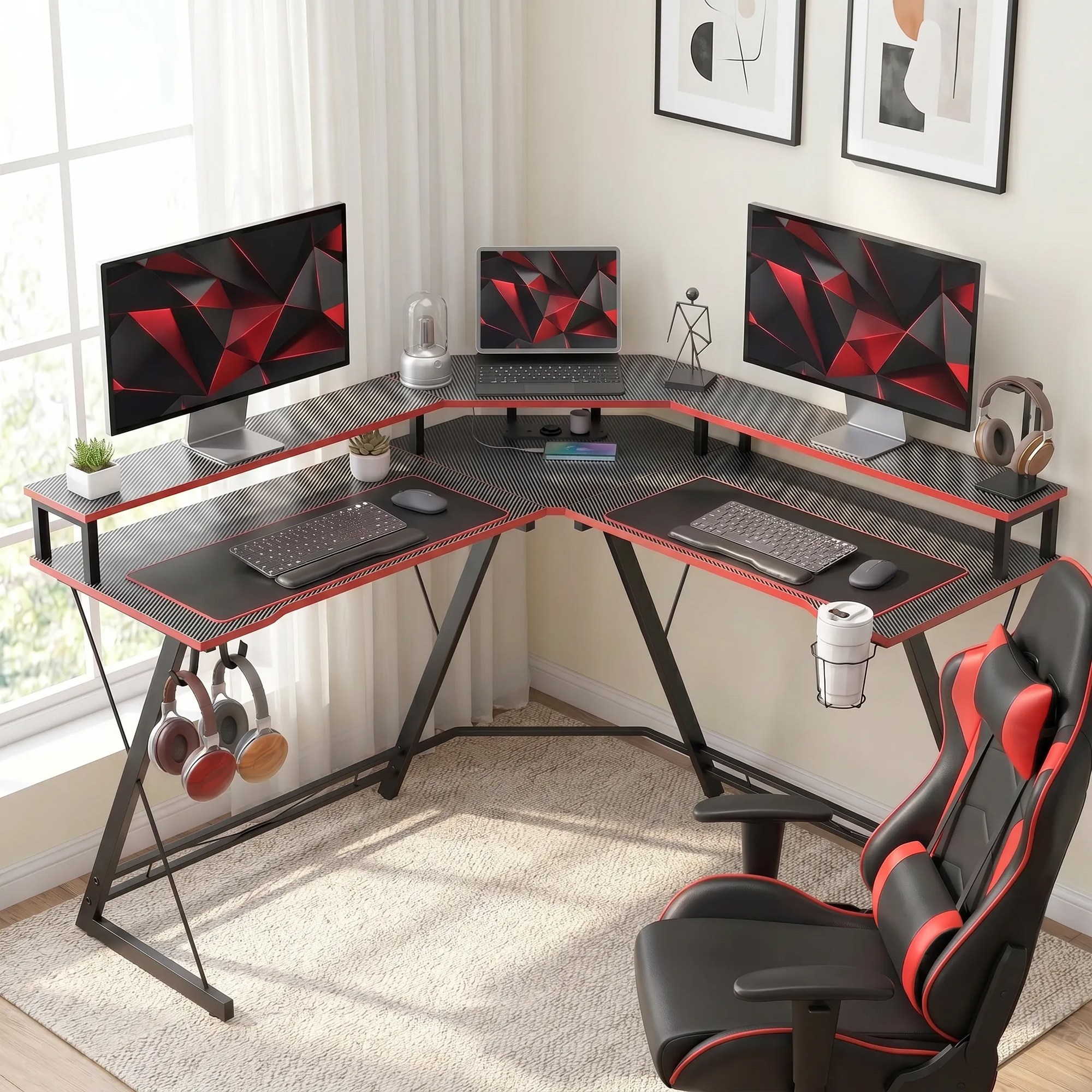 Una moderna scrivania angolare da gioco con due monitor, tastiere, cuffie e una sedia da gioco rosso-nera.