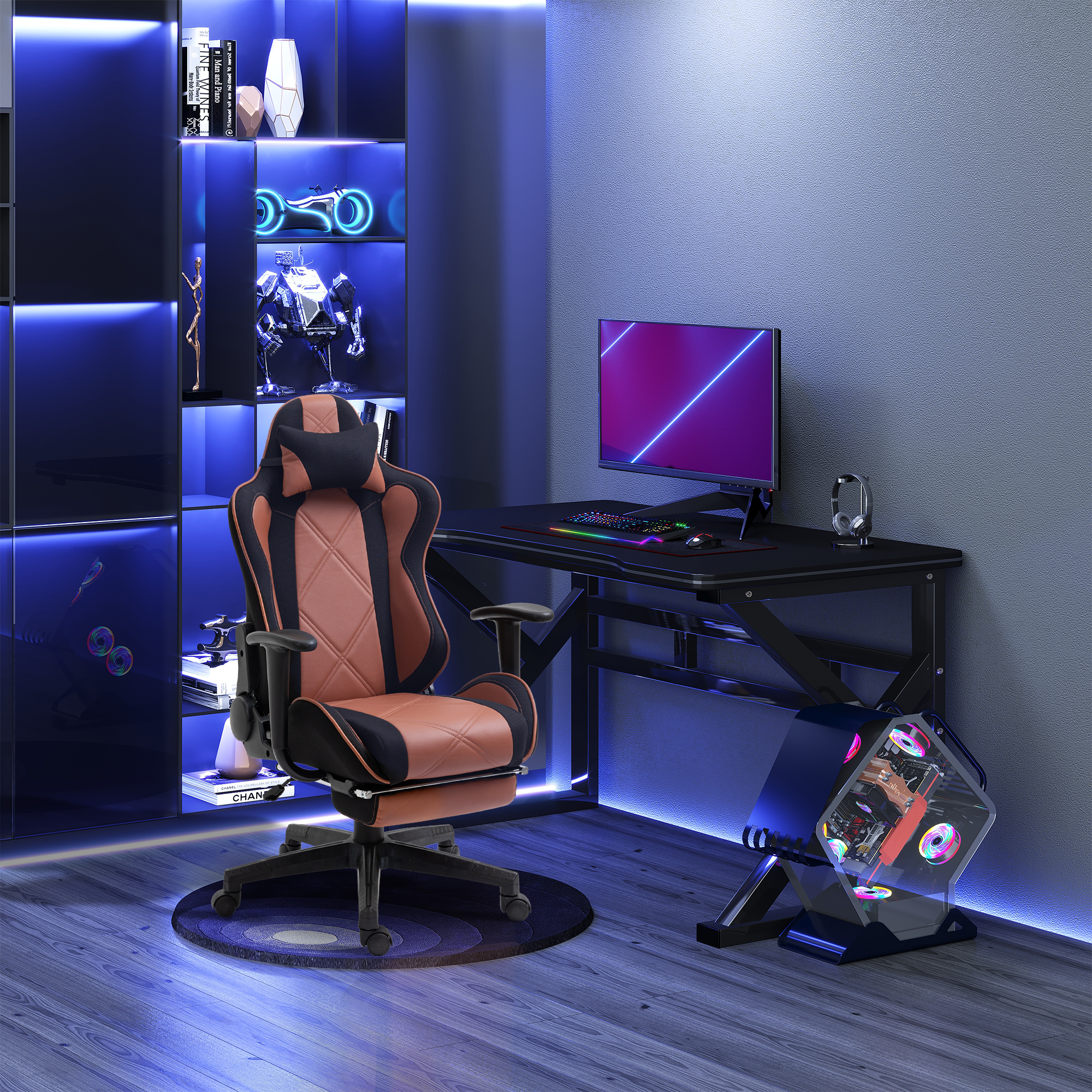 Una stanza da gioco con sedia marrone e nera, scrivania con monitor, PC e scaffali illuminati.
