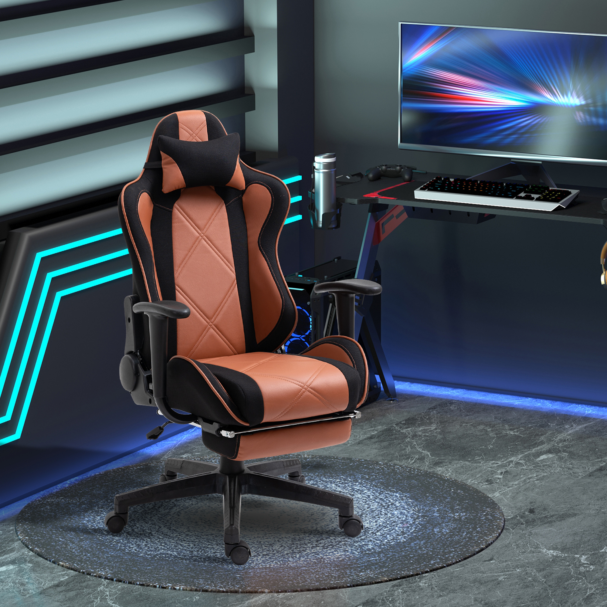 Una sedia da gaming arancione e nera su un tappeto rotondo in una stanza con scrivania, monitor e luci blu.