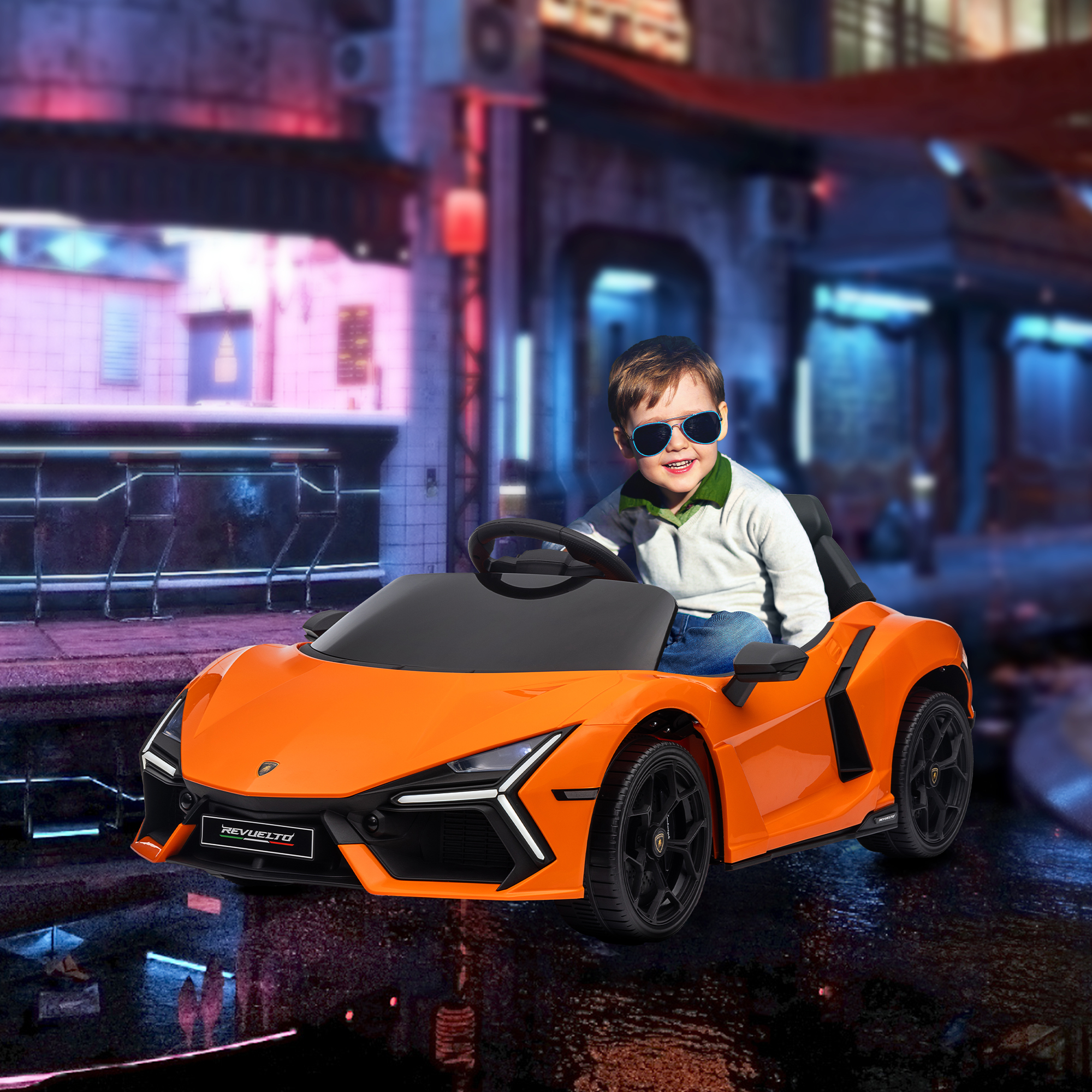 Un bambino sorridente con gli occhiali da sole guida un'auto sportiva arancione.